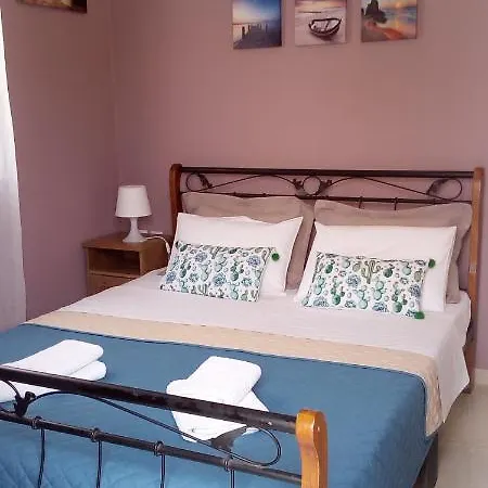 Iris's With Parking Apartment *