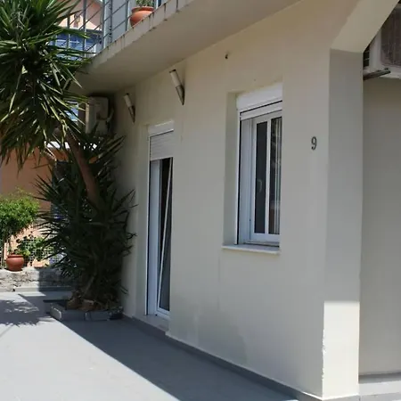 Iris's With Parking Apartamento